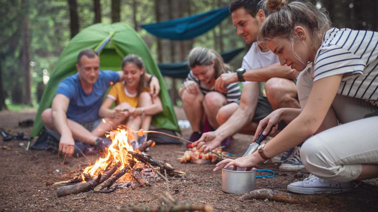 przyrządzanie jedzenia nad ogniskiem w trakcie imprezy survivalowej